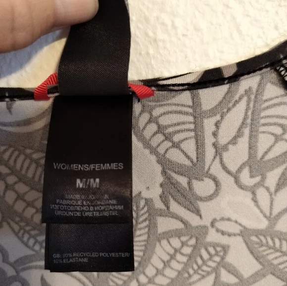 North Face Women's Tshirt Size M Black/White Floral Scoop neck Y2K Boho‎ chic - Picture 5 of 5